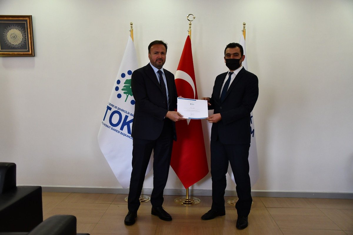 EmlakYonetim's tweet photo. Emlak Yönetim AŞ’ye bağlı sitelerde görevine devam eden ve göreve yeni başlayan personele işbaşı ve oryantasyon eğitimi verildi. Eğitime katılan personele kurs bitirme belgelerini Emlak Yönetim AŞ Genel Müdürü Ayhan Karaca takdim etti.

Haberin Devamı: https://t.co/GFsiiTBtEE https://t.co/m1sIQX86qV