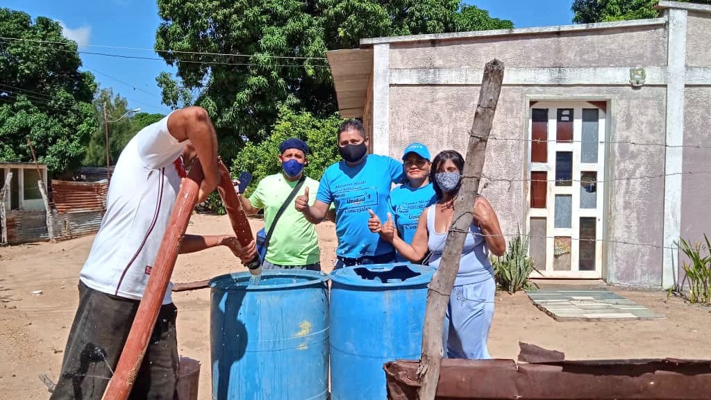 AlcaldiaAnaco's tweet photo. ¡Volvimos a Tierra de Canaán👏🤗!

La nodrizas del plan "Agua Para La Vida" de nuestro Gob. @BarretoSira. Suministró 44.000 litros del vital líquido💦, logrando completar en dos días la distribución de más de 88.000 Lt. de agua entre los hogares de esta comunidad. @LuisGuevaraM_ https://t.co/sjKfwYBnAX