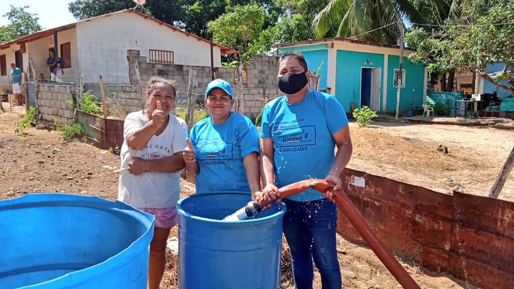 AlcaldiaAnaco's tweet photo. ¡Volvimos a Tierra de Canaán👏🤗!

La nodrizas del plan "Agua Para La Vida" de nuestro Gob. @BarretoSira. Suministró 44.000 litros del vital líquido💦, logrando completar en dos días la distribución de más de 88.000 Lt. de agua entre los hogares de esta comunidad. @LuisGuevaraM_ https://t.co/sjKfwYBnAX