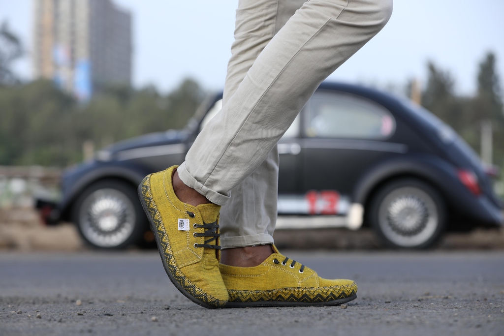 Get ready to step into the weekend! 💛 👟 🌊

🛍 Shop the urban runner tght in the new Yellow Wave: solerbls.com/tght