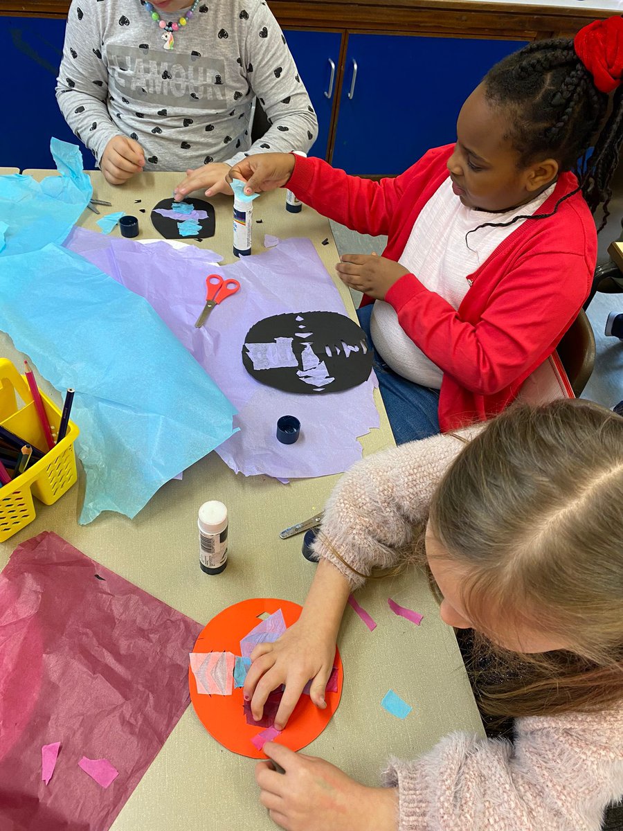 Fosse_TMET's tweet photo. Year 2 are having fun making Rangoli window decorations. #fmre #fmpshe #fmcreativity #Diwali https://t.co/sD0n7qDCTi