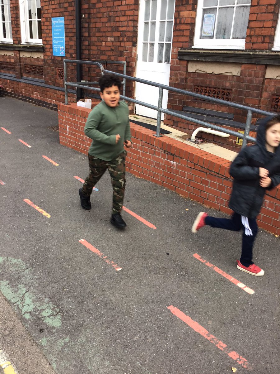 ClaphamTerrace1's tweet photo. Year 3 love a marathon kids #runners #active #fridayexercise https://t.co/dEhSImwn1t