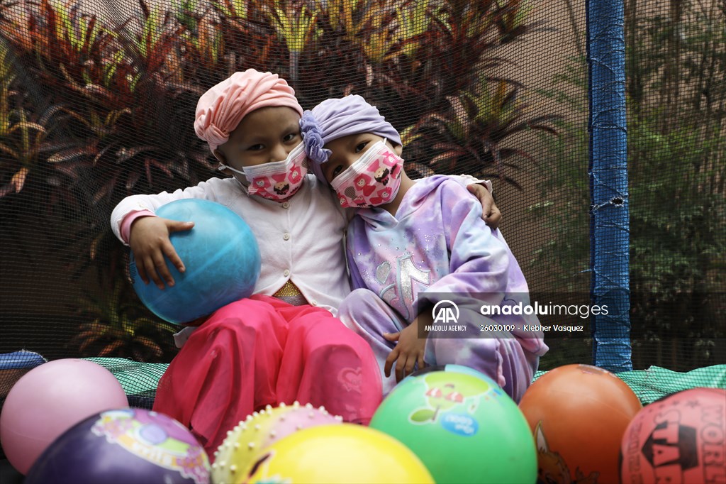 anadoluimages's tweet photo. Yuleimy and Jennifer with leukemia stay at Ronald McDonald House in Lima, Peru as they wait for their turn for surgery https://t.co/9jLCaO767l

📸: Klebher Vasquez https://t.co/1DCZYTrqK5