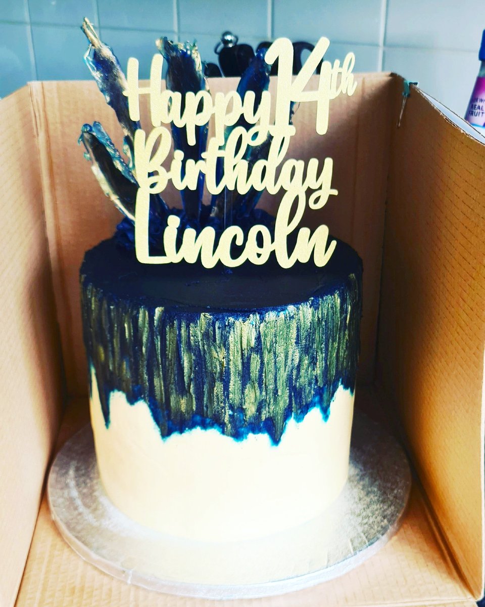 It's that time of year again and my son is now 14 years old! He'll have yet another cake next week, on his actual birthday, but for his party he wanted something sophisticated and mature so I hope I understood the assignment 😉#crumbsthewordbakery #crumbstheword #birthdaycake