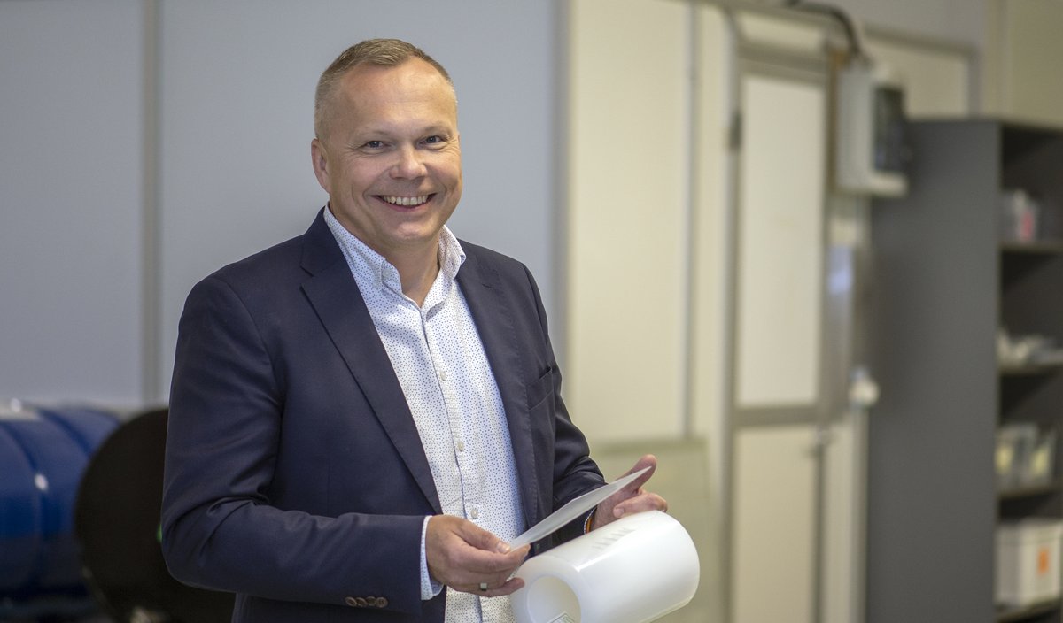 Veli-Pekka Leppänen, CEO of <a href="/nanocomp_ltd/">Nanocomp Oy Ltd</a>, has been selected as #uef Alumnus of the Year. Congratulations! 🌹#photonics #physics #UEFalumni @InstitutePhoton bit.ly/302bMTt