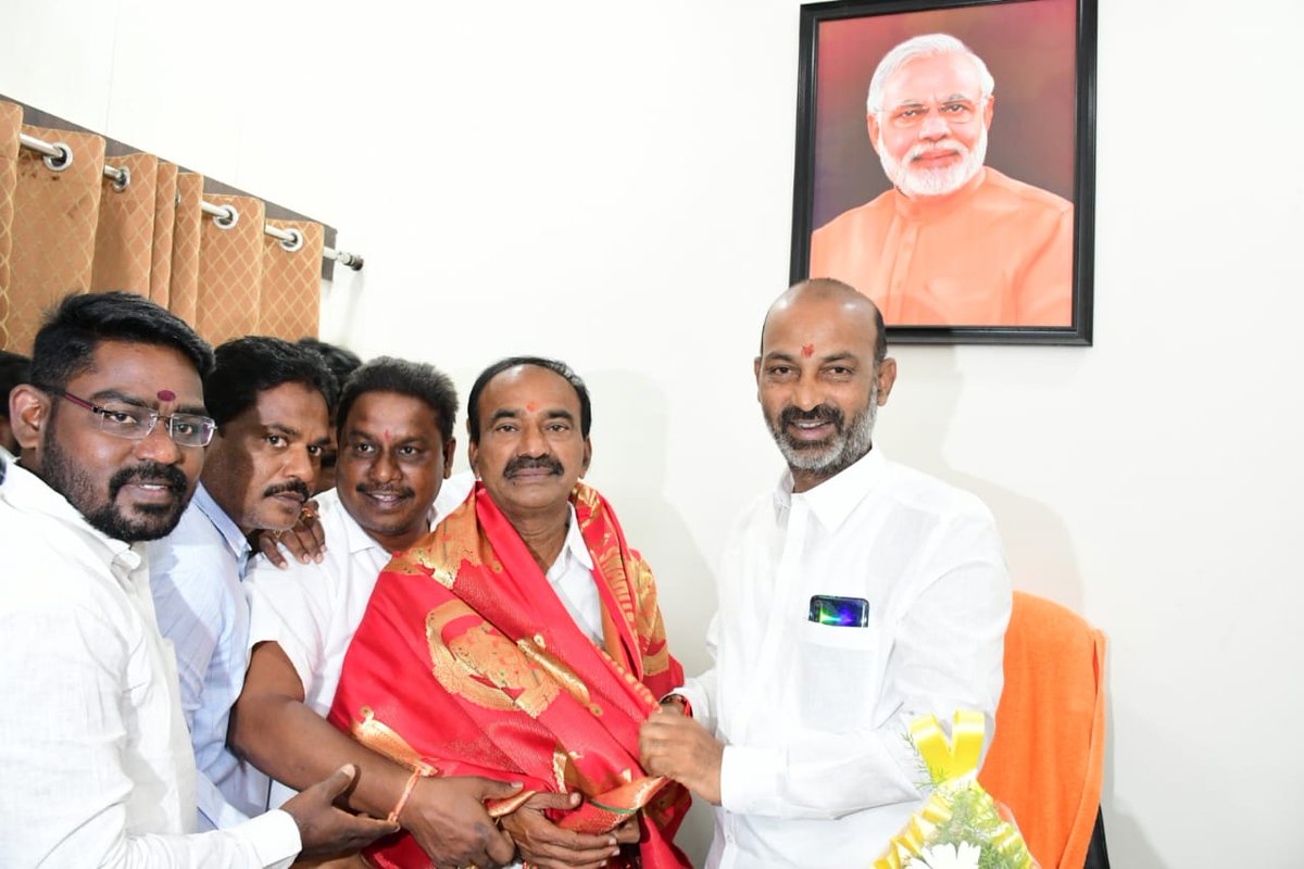 TejaNews's tweet photo. హుజురాబాద్ ఉప ఎన్నికల్లో ఎమ్మెల్యేగా గెలిచిన ఈటెల  రాజేందర్ తొలిసారిగా ఎంపీ కార్యాలయానికి రావడంతో కరీంనగర్ ఎంపీ సంజయ్ కుమార్ శాలువా కప్పి సన్మానించారు

తెలంగాణ తేజ.... బ్రేకింగ్ న్యూస్.. https://t.co/JXNzDrl6dS