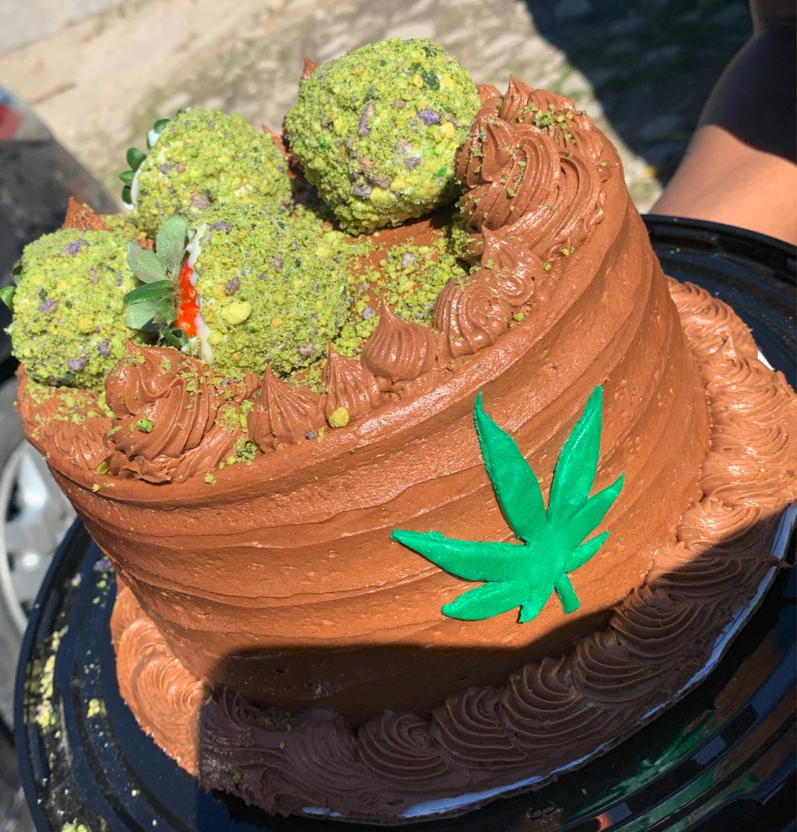ShonBunz's tweet photo. BaKed as a CAKE! 

Get into this delicious strawberry cake with chocolate buttercream.Topped with white chocolate berry nuggs for a stoner customers. 

You ask and we make!
(Not real marijuana) 

#shonbunzbakery #cannabis #houstonbakery #BlackOwnedBusiness https://t.co/30f42N8MrX