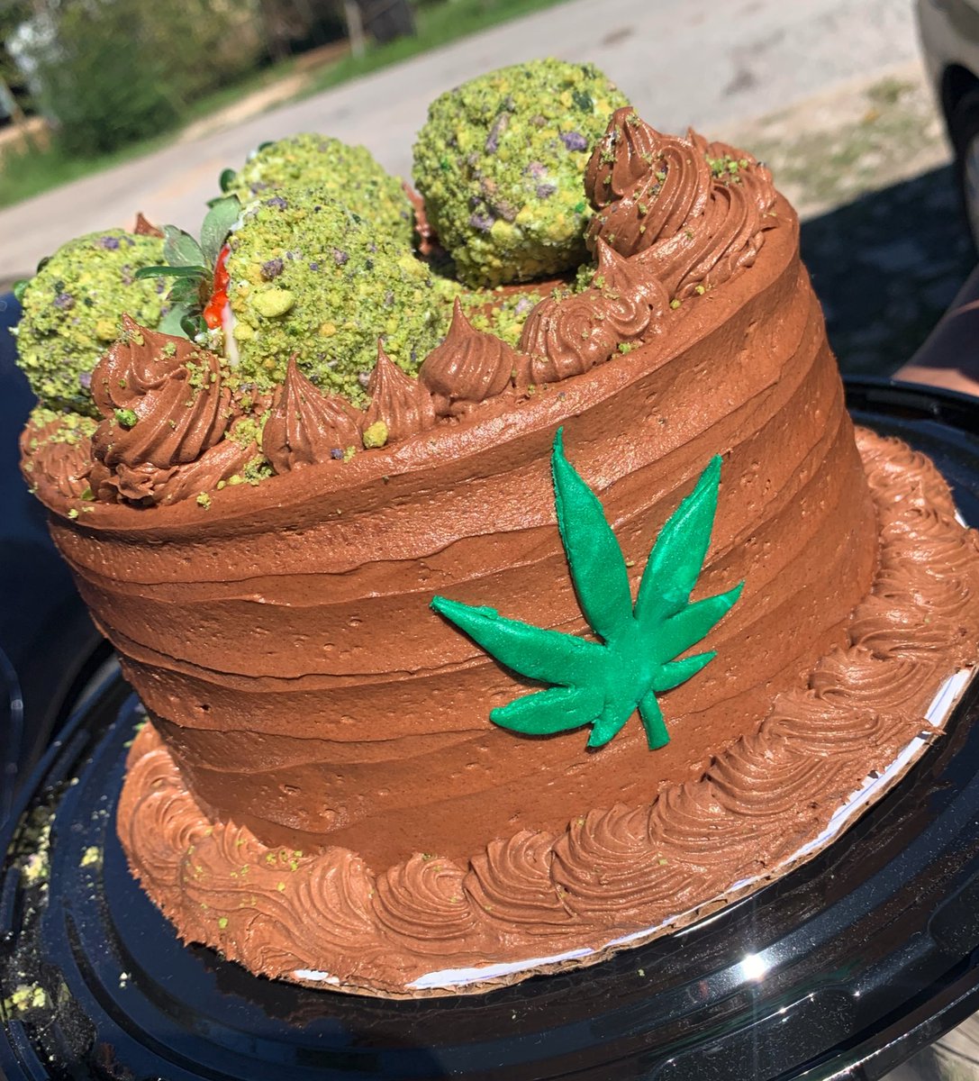 ShonBunz's tweet photo. BaKed as a CAKE! 

Get into this delicious strawberry cake with chocolate buttercream.Topped with white chocolate berry nuggs for a stoner customers. 

You ask and we make!
(Not real marijuana) 

#shonbunzbakery #cannabis #houstonbakery #BlackOwnedBusiness https://t.co/30f42N8MrX