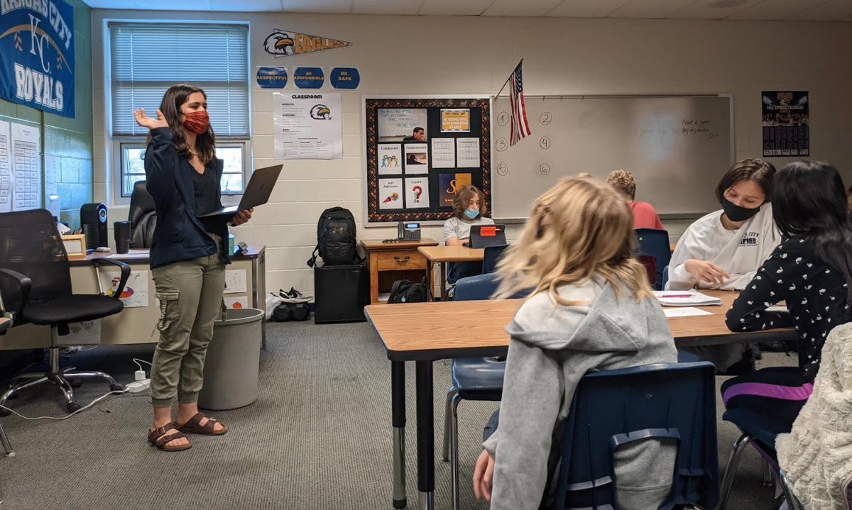 LPS_EIP's tweet photo. Esmeralda prepared a review activity for her 8th graders @SVMSEagles. Students love her kind, helpful nature--and she is really great at math! Esmeralda is going to be a fantastic teacher! #ThisIsEIP https://t.co/fA2fQgn96e