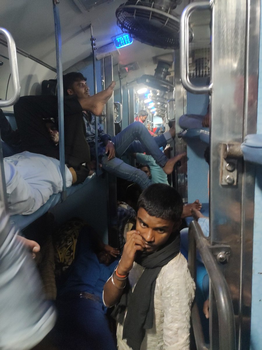 52Aliakbar's tweet photo. @asish_delhi @RailwaySeva Look at the crowd bro no space to walk to bathroom no vendors for water or tea supply. https://t.co/rDvVugnZfa