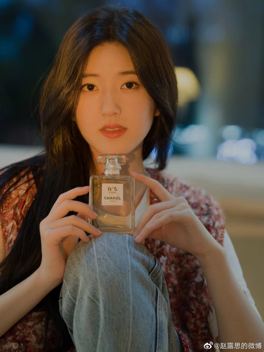 zhao lusi updates 赵露思on X: 211105 zhaolusi 赵露思— © 赵露思的微博(weibo update)  “1.2.3.4.5. you just need 5seconds, and you can activate a heart pounding  moment chanel no.5 (hashtag)” t.colFQxhXDvb1  X