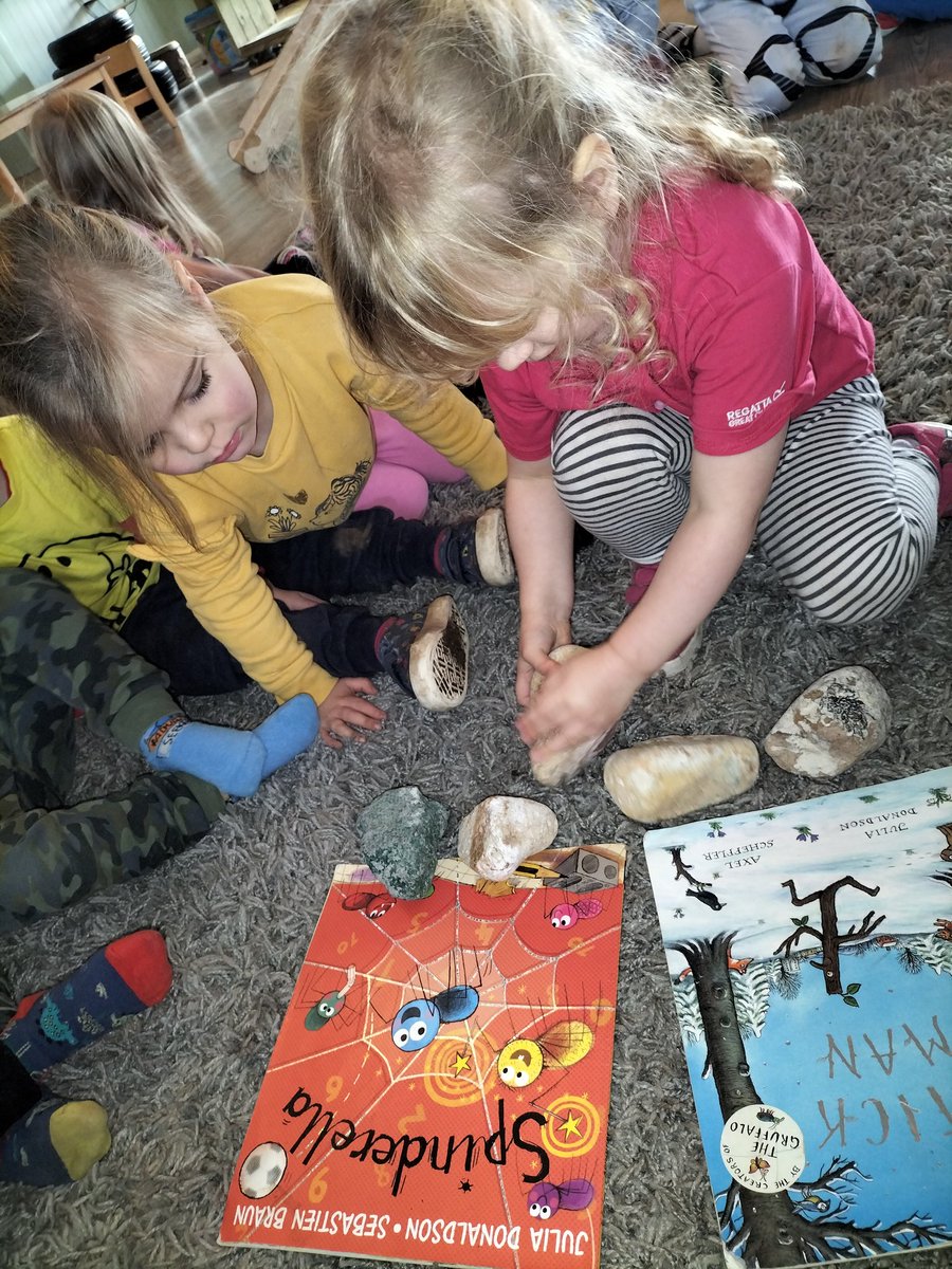 LullabyLaneMiln's tweet image. This morning our children in the big room took part in story voting using their own stone that they selected from the loose part area.

H confidently lead the group by sharing what he could see in the book to create his own story.
#earlynumeracy #earlyliteracy