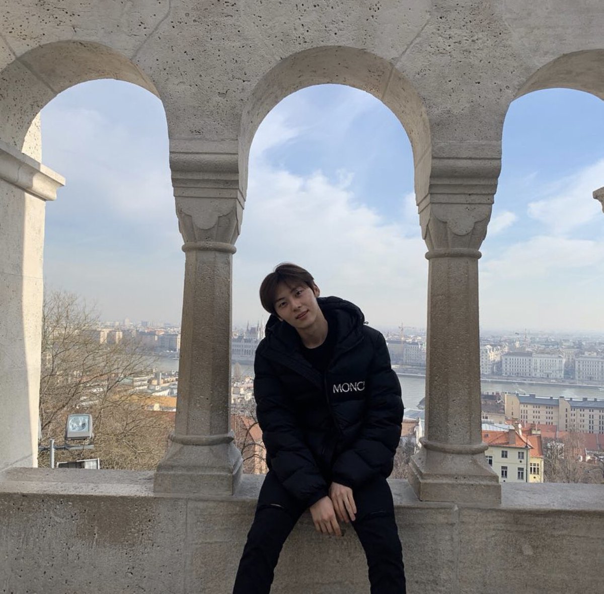 lnwmarkza55's tweet photo. มินฮยอนตอนถ่ายรูปลงไอจีคือดีมาก ชอบมาก ภาพสวย เห็นท้องฟ้าชัดแจ๋ว นั่งๆยืนๆยังหล่อ งง https://t.co/IUYVoYTfTh