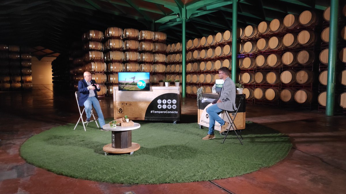 Temperotv's tweet photo. 🍇🍇 El fin de la #vendimia llega a Tempero desde el plató ubicado en #Cariñena. Estos son los invitados del domingo: 
🍷 Baldesca Soriano, Enóloga de @GrandesVinos_CA  
🍷 José Luis Campos, Director de Comunicación de la D.O. Cariñena
#TemperoConecta #ElVinoDeLasPiedras https://t.co/2vz9apDR9Z