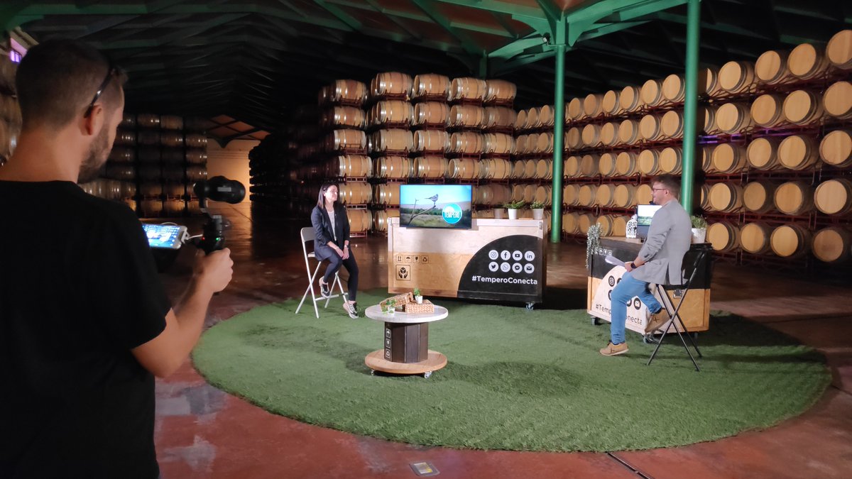 Temperotv's tweet photo. 🍇🍇 El fin de la #vendimia llega a Tempero desde el plató ubicado en #Cariñena. Estos son los invitados del domingo: 
🍷 Baldesca Soriano, Enóloga de @GrandesVinos_CA  
🍷 José Luis Campos, Director de Comunicación de la D.O. Cariñena
#TemperoConecta #ElVinoDeLasPiedras https://t.co/2vz9apDR9Z