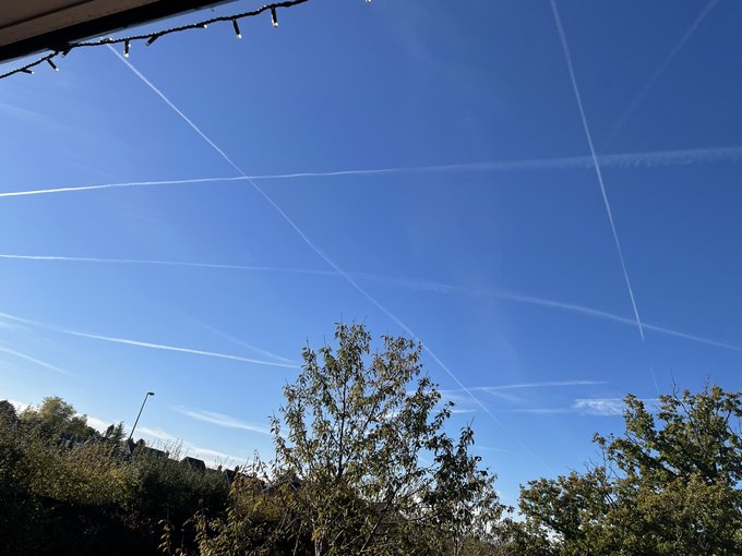 Never see any planes over my home! Today tho? #chemtrails https://t.co/WxO4hfnbJ2<a href="/tag/chemtrails"class="tags"><span>#chemtrails</span></a>