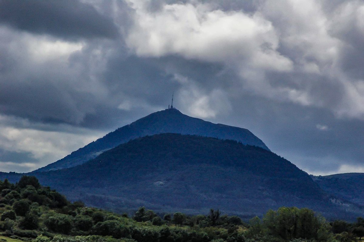 Elofangreg's tweet photo. #paysage #ciel #photography #photo #photographer #photoshoot #Photographie #soleil #NaturePhotography #PhotosOfMyLife #photographyislife #mountains #montagne #Auvergne #puydedome #enval https://t.co/9LxvYoMmu5