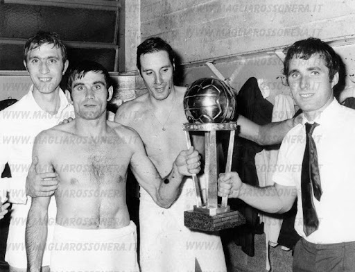 Andysaro's tweet photo. Questi sono gli spogliatoi della Bombonera la notte del 22/10/1969 e quello a sinistra è Gino #Maldera, campione d'Europa e del mondo, capostipite di una famiglia che significa #Milan. Oggi è andato via spero che domenica sera venga ricordato come merita e meritano i suoi cari. https://t.co/hCNxzM5XBW