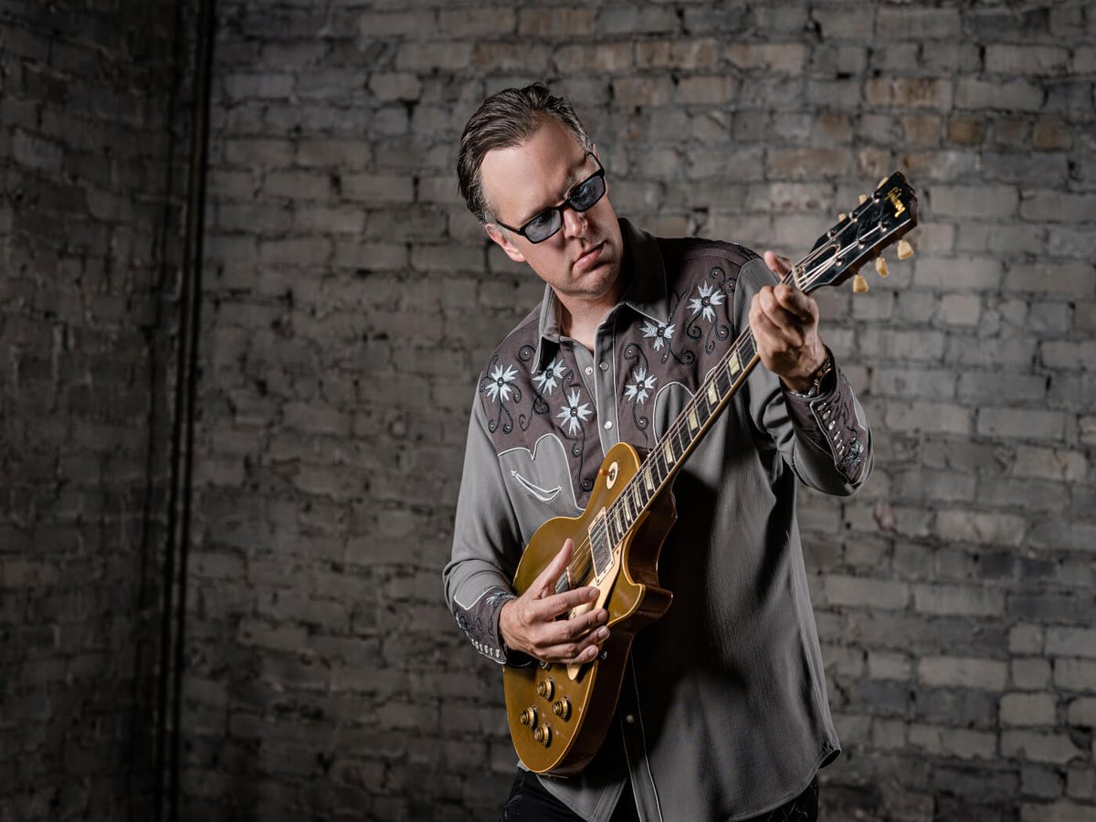 officialcharts's tweet photo. US blues guitarist Joe Bonamassa (@JBONAMASSA) lands in the UK's Official Top 20 with new album Time Clocks 😎 🕰️ https://t.co/lzOAHVIgE6 https://t.co/EJpCwXaBF3