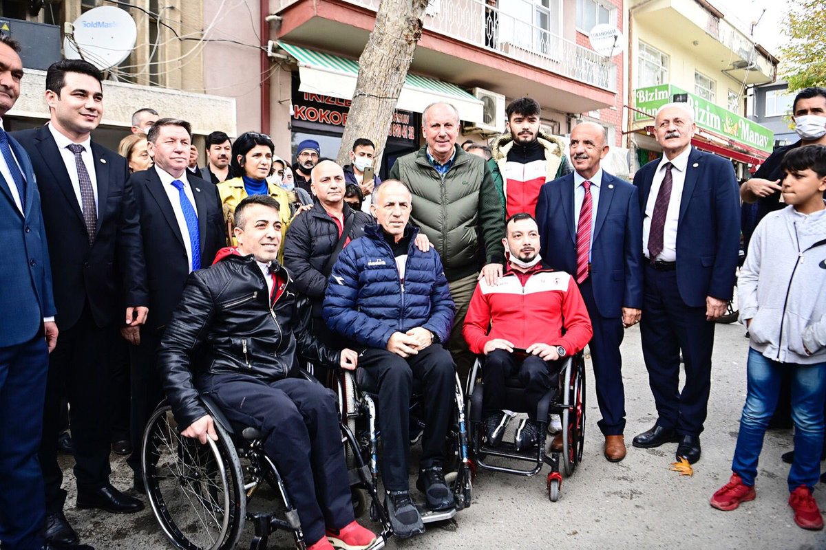 Ckmemleketparti's tweet photo. Genel başkanımız Muharrem İnce, Tokat’da
Genel başkanımız @vekilince ; Zile’den sesleniyorum; faturanızın yüzde yüz düşmesini istiyorsanız, ampulü söndürün! 

Memleketimiz için artık @MemleketimParti var.🧿
#vekilince #memleketpartisi #tokat https://t.co/vB2zTlgAfi