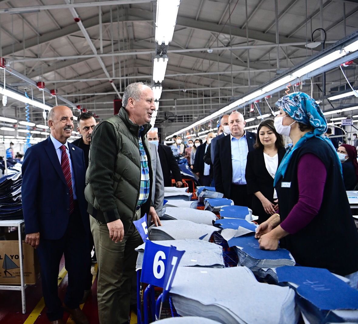 Ckmemleketparti's tweet photo. Genel başkanımız Muharrem İnce, Tokat’da
Genel başkanımız @vekilince ; Zile’den sesleniyorum; faturanızın yüzde yüz düşmesini istiyorsanız, ampulü söndürün! 

Memleketimiz için artık @MemleketimParti var.🧿
#vekilince #memleketpartisi #tokat https://t.co/vB2zTlgAfi