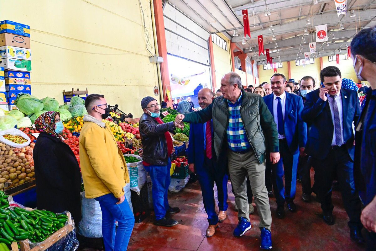 Ckmemleketparti's tweet photo. Genel başkanımız Muharrem İnce, Tokat’da
Genel başkanımız @vekilince ; Zile’den sesleniyorum; faturanızın yüzde yüz düşmesini istiyorsanız, ampulü söndürün! 

Memleketimiz için artık @MemleketimParti var.🧿
#vekilince #memleketpartisi #tokat https://t.co/vB2zTlgAfi