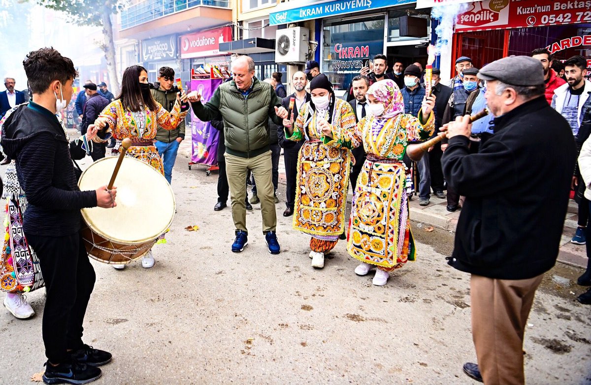 Ckmemleketparti's tweet photo. Genel başkanımız Muharrem İnce, Tokat’da
Genel başkanımız @vekilince ; Zile’den sesleniyorum; faturanızın yüzde yüz düşmesini istiyorsanız, ampulü söndürün! 

Memleketimiz için artık @MemleketimParti var.🧿
#vekilince #memleketpartisi #tokat https://t.co/vB2zTlgAfi