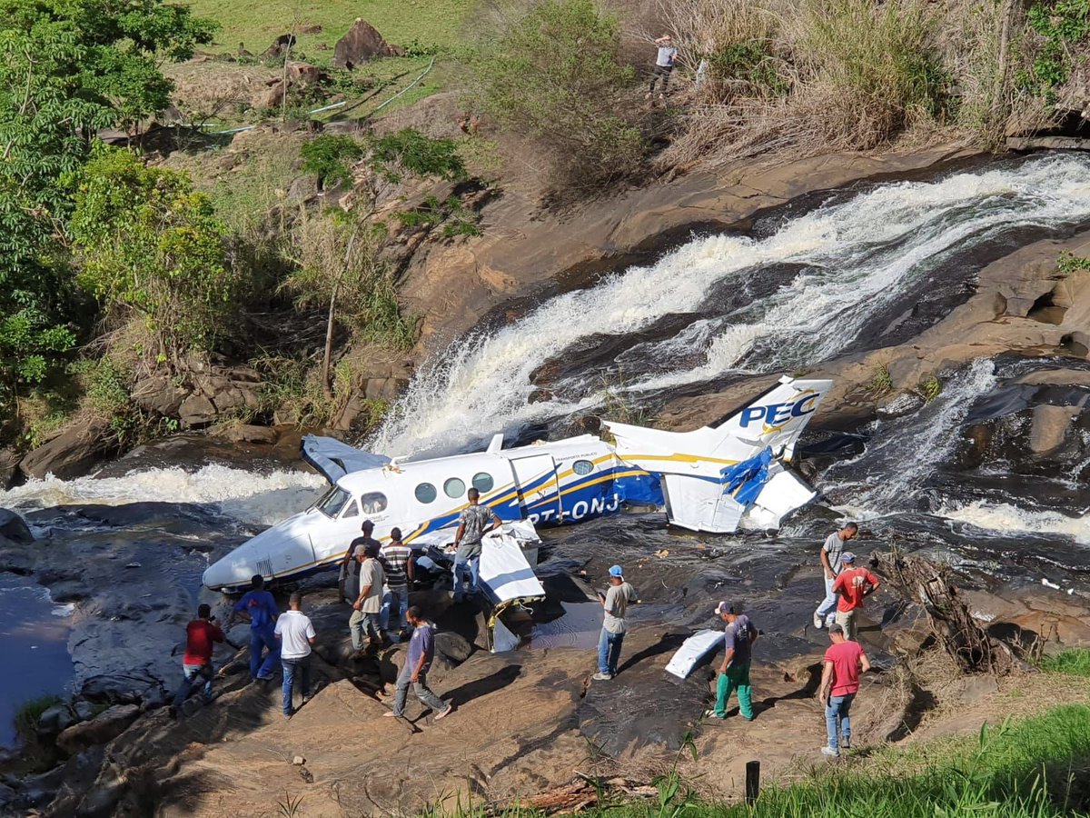 choquei's tweet photo. 🚨ATENÇÃO: Avião que caiu agora em Minas Gerais e avião que Marília Mendonça postou mais cedo https://t.co/wqELh9J3tw