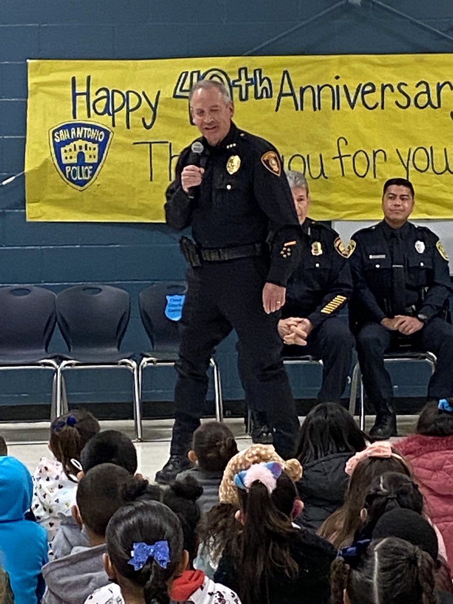 NISDGlass's tweet photo. The Lilโ Huskies enjoyed a wonderful morning with Officers In Blue! @JBOCK_NISD @GregRWright1 #officersinblue #NISDReunited https://t.co/bceIESEuoe