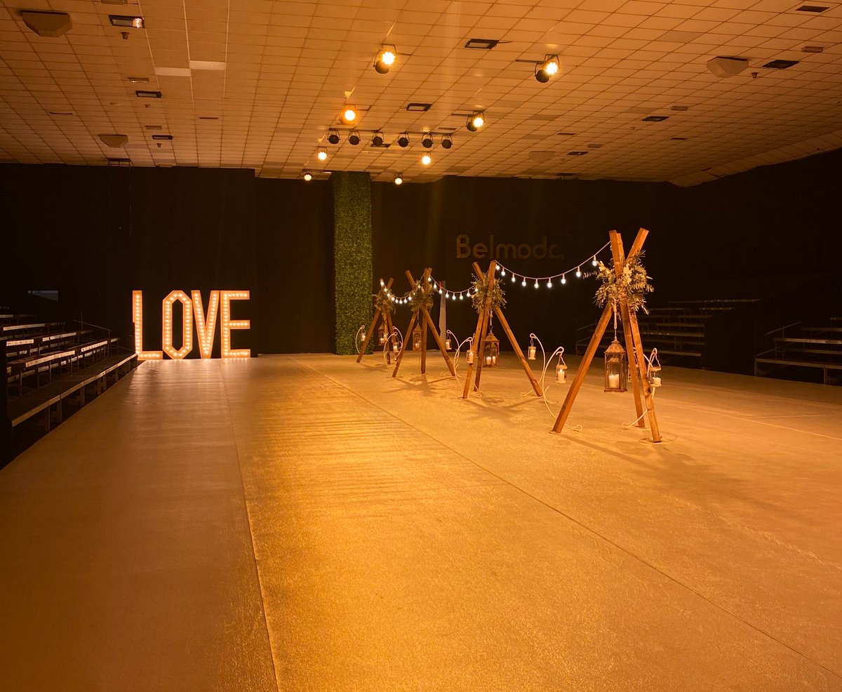 Feria_Belmoda's tweet photo. Todo listo en la pasarela #Belmoda para el primer desfile de trajes de novia, novio, madrina, fiesta, invitados y acompañantes.
Participan:
#PórtagoModaHombre
@ClaudinaMata
#ProtocoloNovios
#ManilaNoviaYFiesta
#CentroNoviasAlbolote https://t.co/RMMqYtdgEI