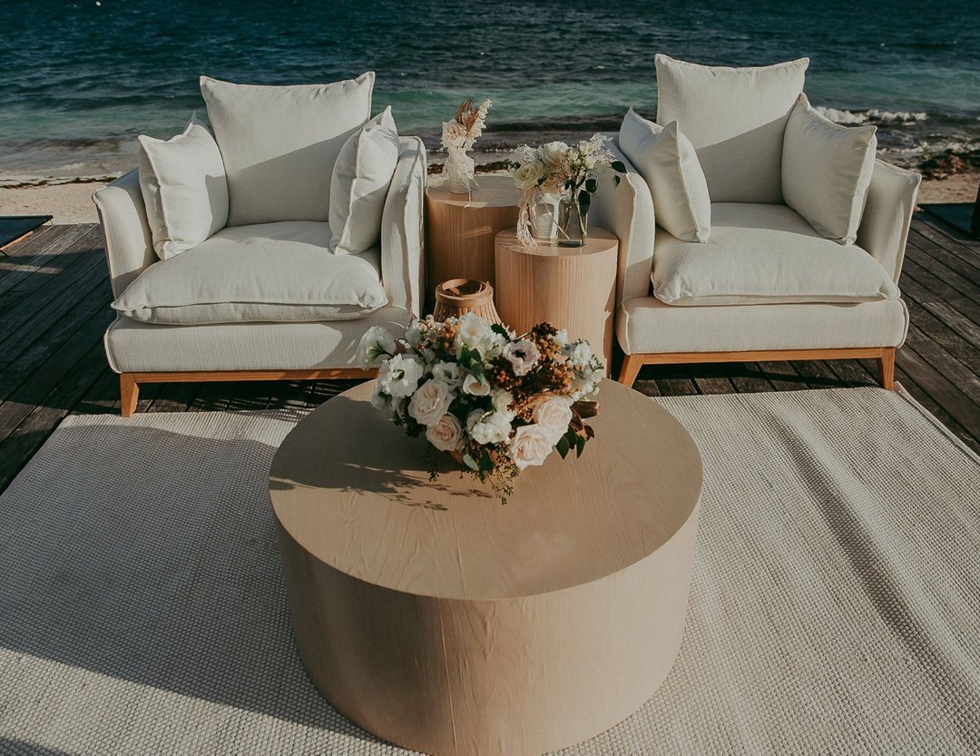 Sit and stay awhile // Take time to enjoy your surroundings, the amazing things happening in your life, and the people who support you. It's easy to forget to slow down and take a deep breath... take a second for yourself today.

Venue: @nizuc_weddings
Photography: @buttonup_phot