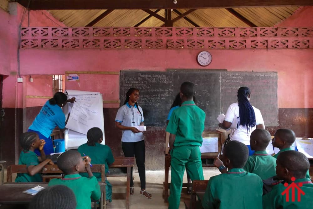 DonBoscoFambul's tweet photo. ‘Lef Mi Bodi’ school campaign continues!
Our social workers interact with brilliant children who learn how to set boundaries and understand how they must react when they are in situations prone to abuse.
#donboscofambul #childrenwithfuture #lefmibodi https://t.co/1RyRkbXRfA