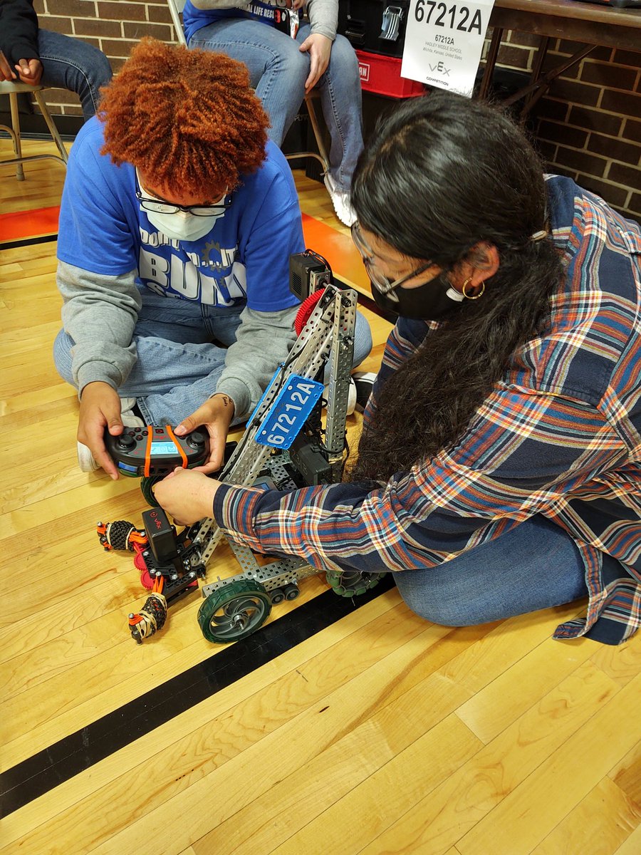 hadleypltw's tweet photo. What an amazing day of learning! I could not be more proud of how they kept overcoming every obstacle they encountered. We're ending qualification rounds with 4 wins and 2 losses. Now we sit back to see if we scored enough points to move on! #HadleyRocks #WPSIgnitelearning https://t.co/ltgeNHg3N2