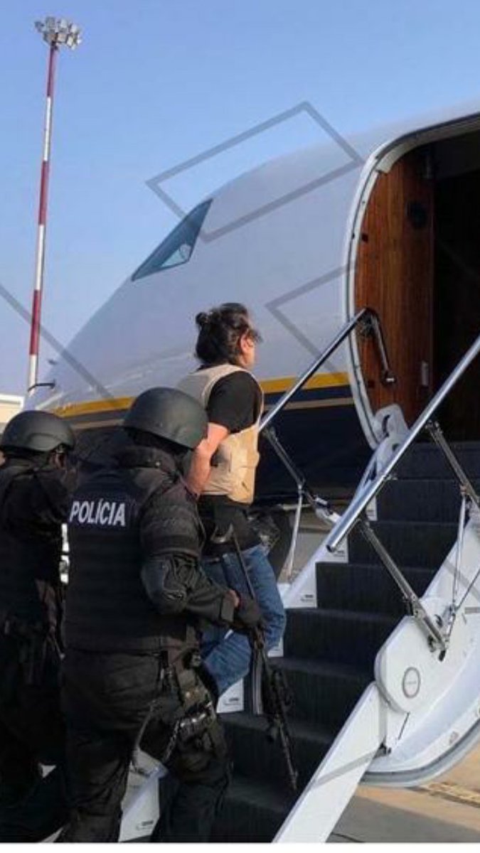 eldocbarreto's tweet photo. Claudia Patricia Díaz Guillen, ex enfermera y ex tesorera de Chávez, solicitada por corrupción y lavado de dinero embarcando para los EEUU extraditada por La Audiencia Nacional de España.

Muchos motivos para pasar un fín de semana feliz. Desesperanzadores. https://t.co/Ph1dsF6Voq