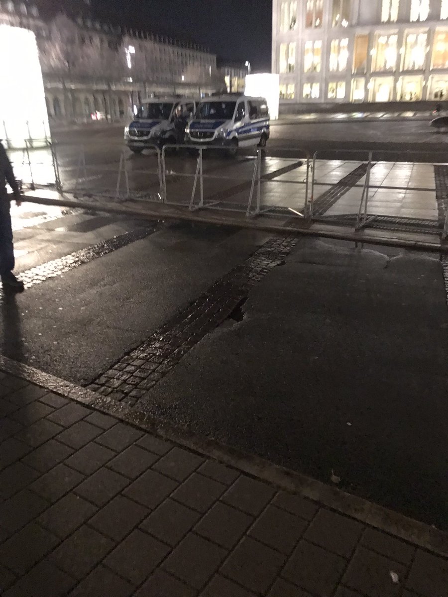 SvenIsHell's tweet photo. Augustusplatz und gegenüber gegittert. #le0511 #le0611 #quersenken https://t.co/VETTQjkLpA