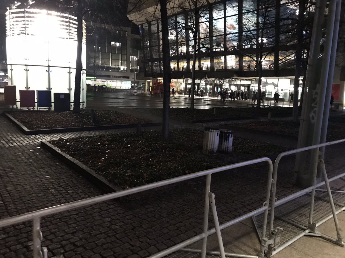 SvenIsHell's tweet photo. Augustusplatz und gegenüber gegittert. #le0511 #le0611 #quersenken https://t.co/VETTQjkLpA
