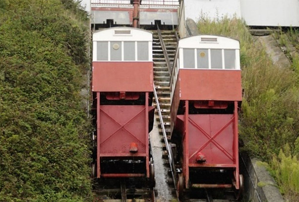 funimag's tweet photo. 1) Folkestone 1885 - Opening Leas Lift with two water powered horizontal cars. Stopped for security reasons in 2017   🇬🇧 🚞 
#funicular #Folkestone #LeasLift #Kent #England @LeasLift @folkelife @folkestonefolk @theliftcafe @ExploreKent @sandgatekent https://t.co/NayOFz5fac