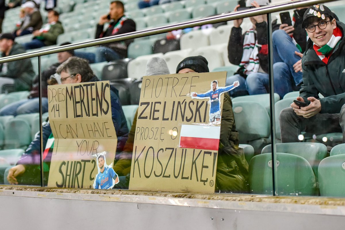 rosqoy14's tweet photo. Chociaż koszulki @dries_mertens14 wczoraj nie udało się zdobyć, to oglądanie takiego zespołu na stadionie było już wielkim wydarzeniem. A może jeszcze kiedyś uda się spróbować. 🤔

Przynajmniej załapałam się https://t.co/KjVGSPZ7ii. na stronę @en_sscnapoli @sscnapoli #LEGNAP https://t.co/brlh7vACeG