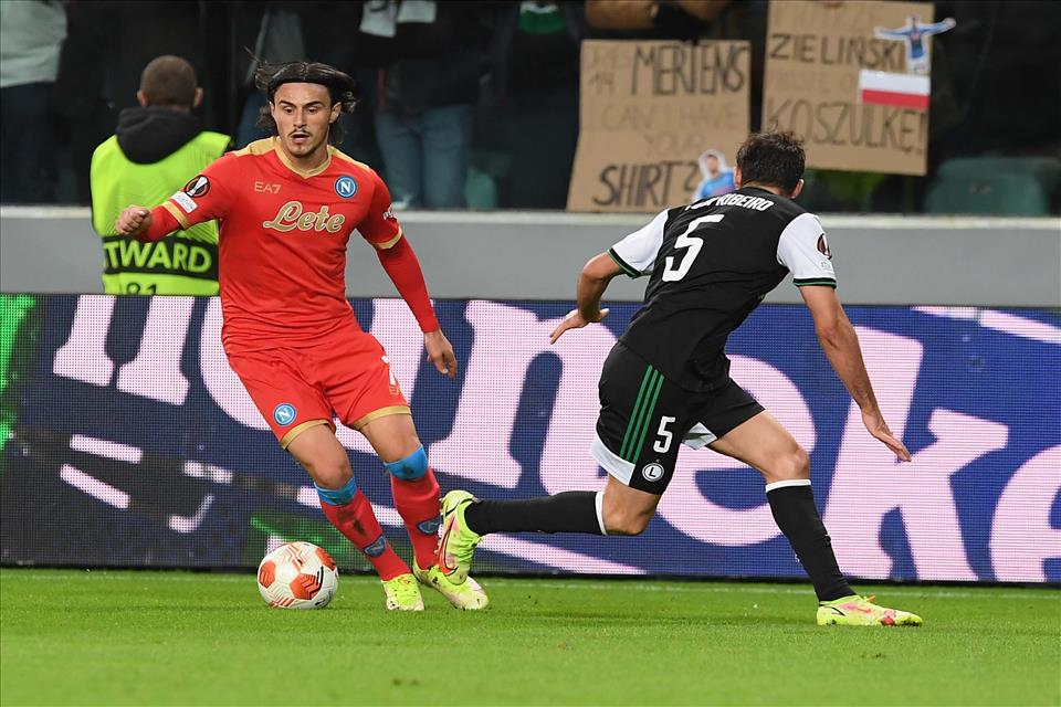 rosqoy14's tweet photo. Chociaż koszulki @dries_mertens14 wczoraj nie udało się zdobyć, to oglądanie takiego zespołu na stadionie było już wielkim wydarzeniem. A może jeszcze kiedyś uda się spróbować. 🤔

Przynajmniej załapałam się https://t.co/KjVGSPZ7ii. na stronę @en_sscnapoli @sscnapoli #LEGNAP https://t.co/brlh7vACeG