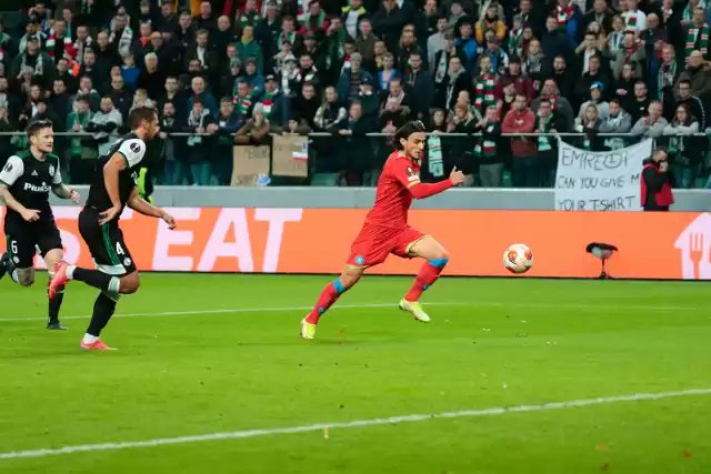 rosqoy14's tweet photo. Chociaż koszulki @dries_mertens14 wczoraj nie udało się zdobyć, to oglądanie takiego zespołu na stadionie było już wielkim wydarzeniem. A może jeszcze kiedyś uda się spróbować. 🤔

Przynajmniej załapałam się https://t.co/KjVGSPZ7ii. na stronę @en_sscnapoli @sscnapoli #LEGNAP https://t.co/brlh7vACeG