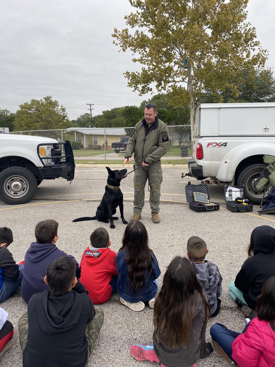 NISDGlass's tweet photo. More pics of the annual Officers in Blue event! #officersinblue #NISDReunited https://t.co/u9OmjhvAEz