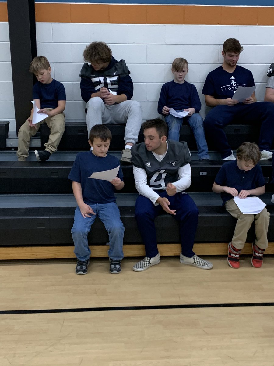 coach_Jessie's tweet photo. More pics from todayโs big fun at #ReadOptionFriday! #HookEm #LoveServeCare #LEO ๐ค๐ป๐ค๐ป@darrenleach33 @nate_stecker @MaverickAD1 @BenDownsACMAVS @ACSchoolsTN https://t.co/kylaY8KBTi