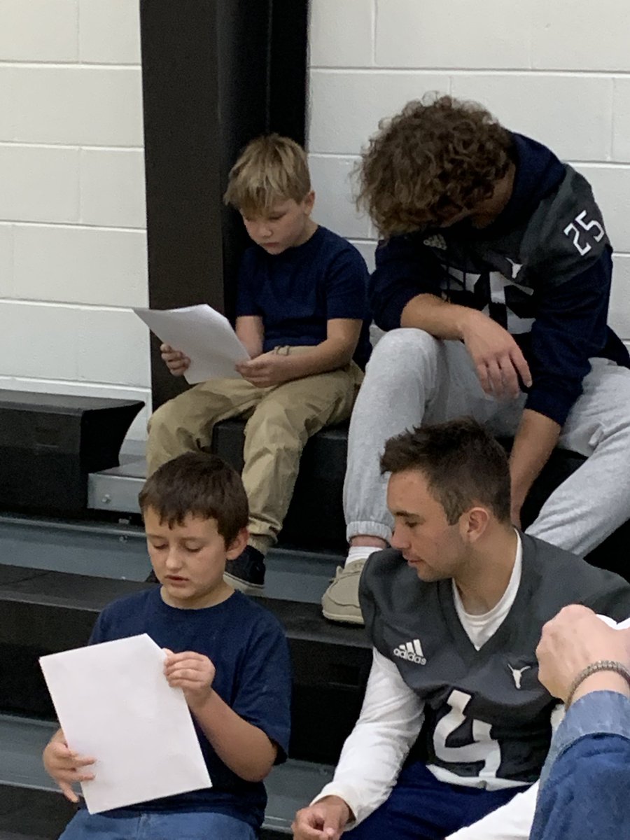 coach_Jessie's tweet photo. More pics from todayโs big fun at #ReadOptionFriday! #HookEm #LoveServeCare #LEO ๐ค๐ป๐ค๐ป@darrenleach33 @nate_stecker @MaverickAD1 @BenDownsACMAVS @ACSchoolsTN https://t.co/kylaY8KBTi