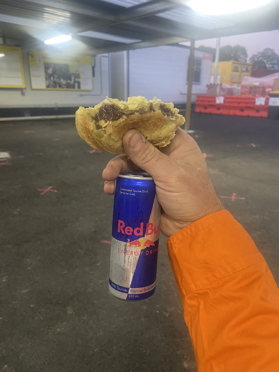Pagiefied's tweet image. #TradeysBreakfast #saturdaywork #rail