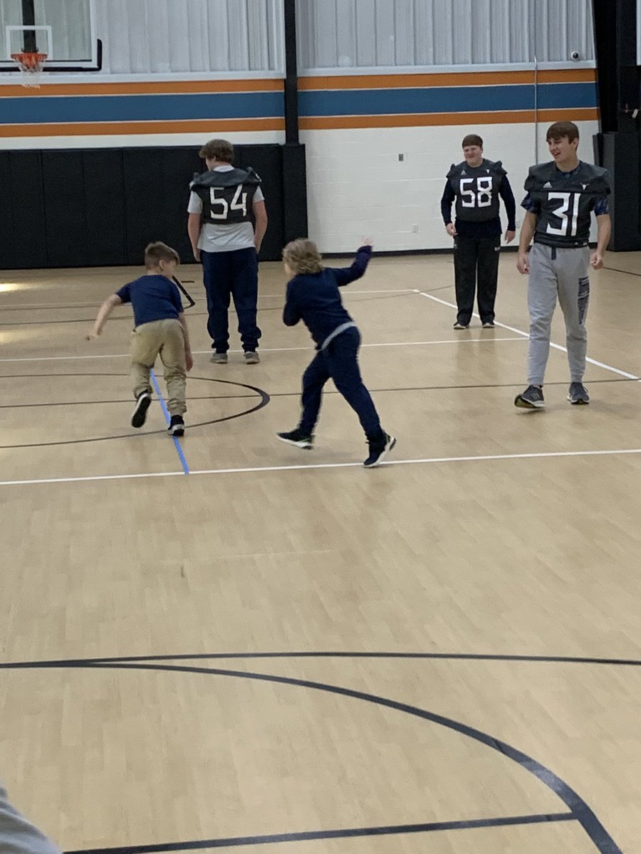 coach_Jessie's tweet photo. How bout one more batch of pics from #ReadOptionFriday today! #HookEm #LoveServeCare #LEO ๐ค๐ป๐ค๐ป@darrenleach33 @nate_stecker @MaverickAD1 @BenDownsACMAVS @ACSchoolsTN https://t.co/qnuCv6k8cT