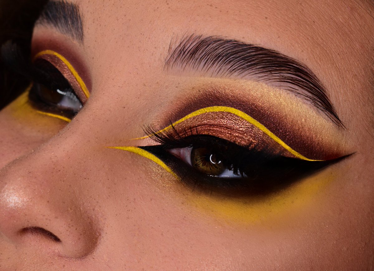 ChristinaMakeu's tweet photo. Smoked out 🌟
Inspired by @pippambarnes
@morphebrushes @madisonbeer palette 
@morphebrushes Gel eyeliner wicked
@morphebrushes contur higlight palette https://t.co/7r4JDziALR
