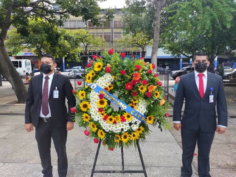 Cicpc0061's tweet image. 📌𝗢𝗙𝗥𝗘𝗡𝗗𝗔 𝗙𝗟𝗢𝗥𝗔𝗟  𝗔𝗟 𝗠𝗢𝗡𝗨𝗠𝗘𝗡𝗧𝗢 𝗘𝗖𝗨𝗘𝗦𝗧𝗥𝗘 𝗗𝗘𝗟 𝗣𝗔𝗗𝗥𝗘 𝗗𝗘 𝗟𝗔 𝗣𝗔𝗧𝗥𝗜𝗔 𝗟𝗜𝗕𝗘𝗥𝗧𝗔𝗗𝗢𝗥 𝗦𝗜𝗠𝗢𝗡 𝗕𝗢𝗟𝗜𝗩𝗔𝗥

@REDIPLOSANDES