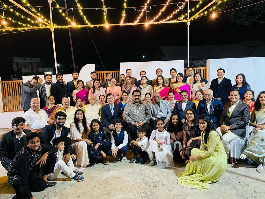 amparakh's tweet photo. #Thankyou @MrSuhasKande for gracing the #Diwali  function of Parakh family. Man with golden heart. https://t.co/zjBgFXMLxR