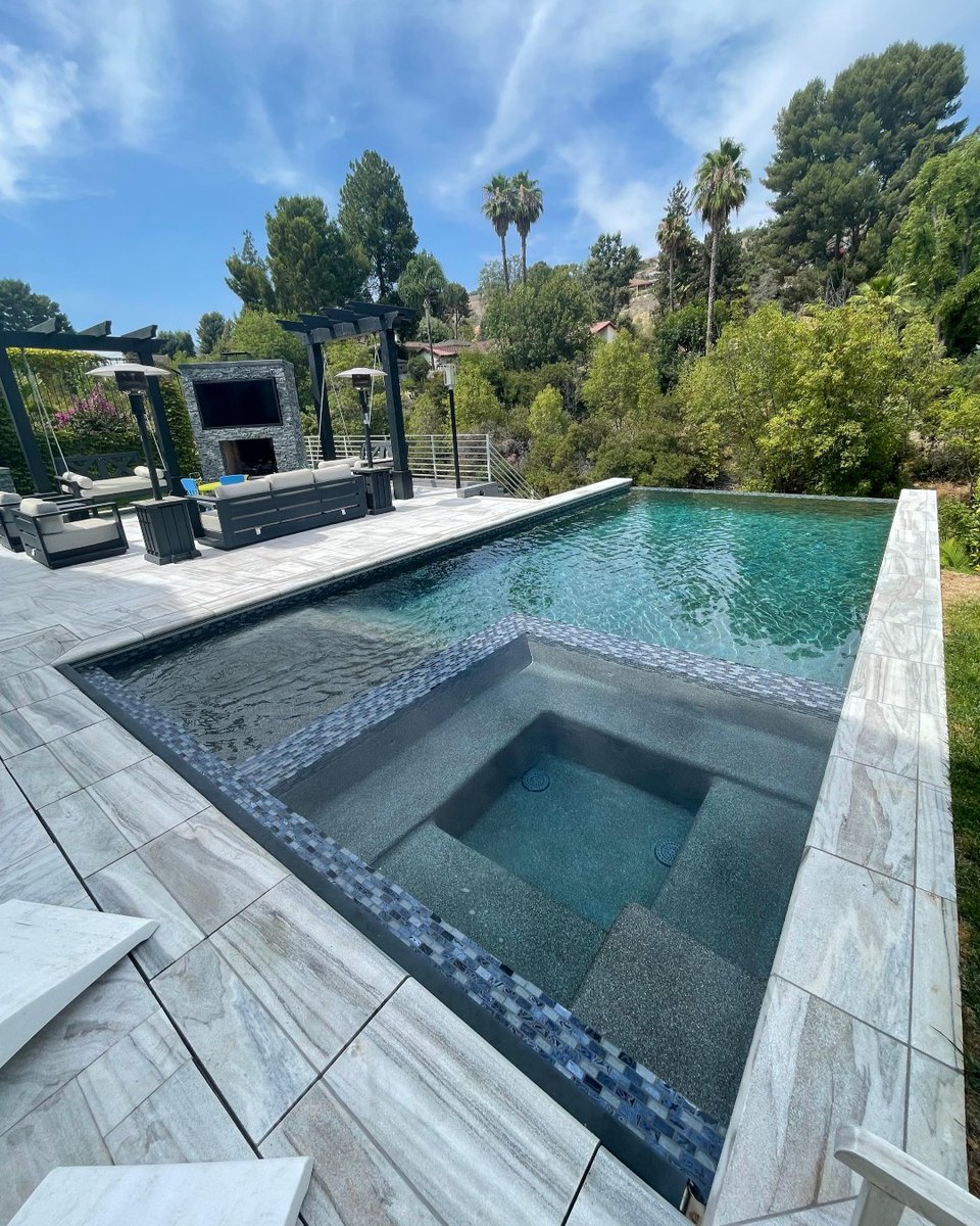 GotSplash's tweet photo. We took advantage of the hillside this home was on to build a beautiful vanishing edge swimming pool with adjacent outdoor living area. This is perfect for a family day outdoors!
.
.
#swimmingpool #pooldesign #backyarddesign #luxurypools https://t.co/mWGErD1Ddp