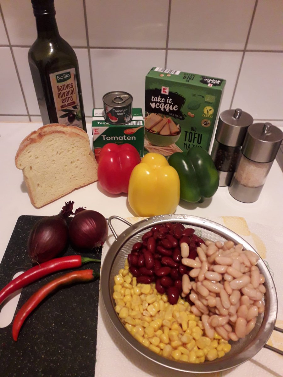 JensAusHamburg's tweet photo. #Chili_con_Tofu.
#Tofu, Weisse #Langbohnen & #KidneyBohnen, #Mais, #Tomatenmark, passierte #Tomaten, #Knoblauch, #Peperoni, #PaprikaMix, #Salz, #Pfeffer, #Petersilie und #getoastetes #Maisbrot.
#DinnerForChampions https://t.co/uiabzLvGn0